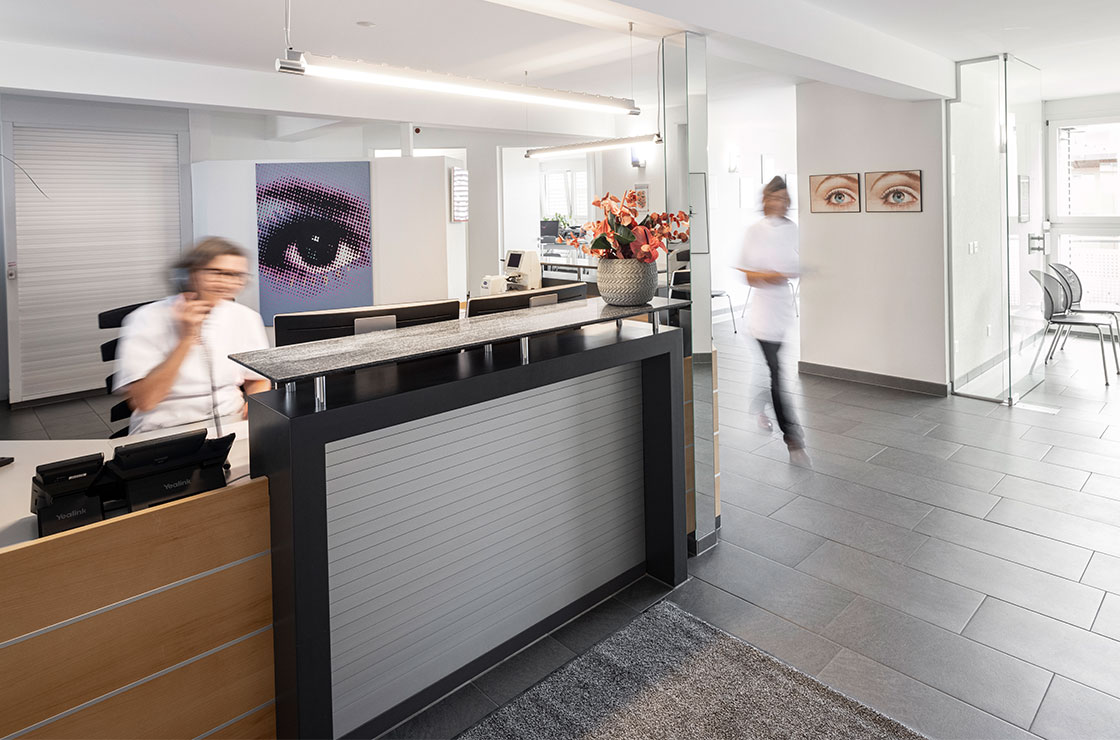 Eingangsbereich - Willkommen im Augenzentrum Grischun