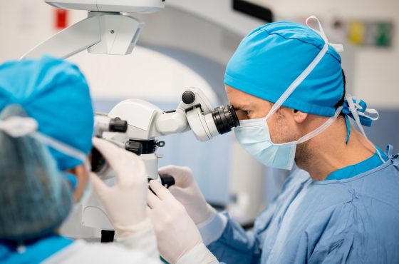 Surgeon performing an eye surgery under the microscope Augenoperationen bei Augenärzten - Diagnose und Vorsorge